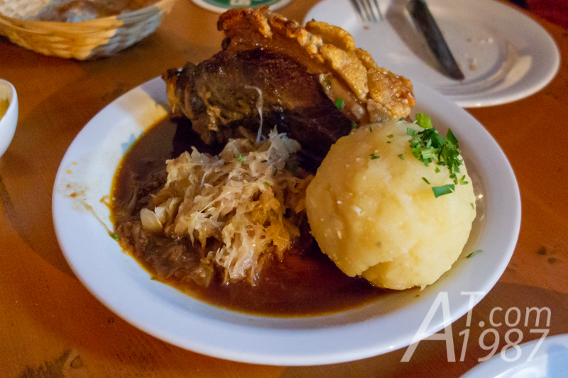 Knuspriges Schäuferle in Dunkelbier-Sauce at Hexenhäusle